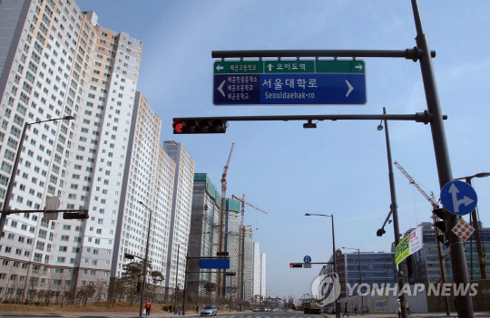 24일 경기도 시흥시 배곧신도시 한 도로변에 설치된 '서울대학로'라고 적힌 도로표지판 모습 연합뉴스